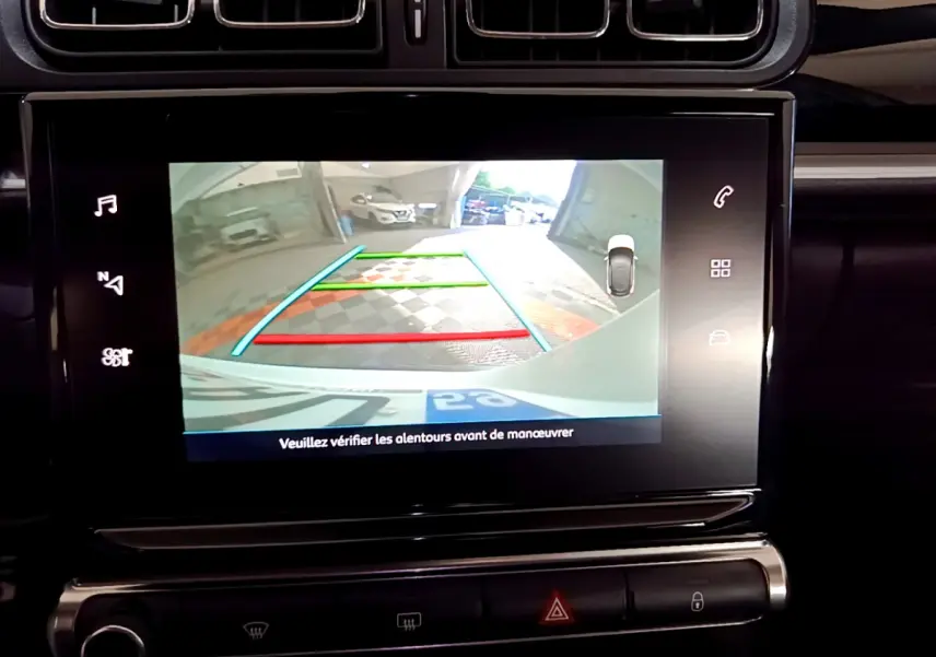 Écran tactile intérieur de la Citroën C3 blanc montrant la caméra de recul avec guidage coloré au stationnement.