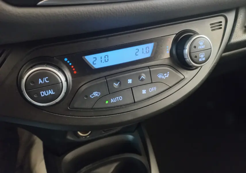 Gros plan sur la commande de climatisation 2 zones avec écran digital bleu de la Toyota Yaris noire 2018 France Business.