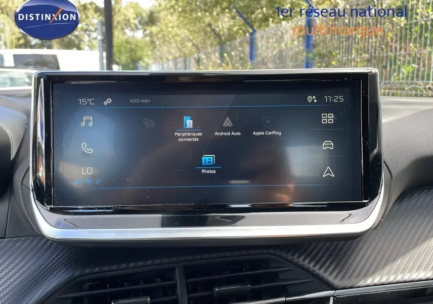 Vue rapprochée de l’écran tactile central du Peugeot 2008 2024, affichant les options connectées et multimédia.