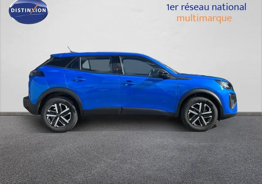 Profil droit d’un Peugeot 2008 bleu Vertigo Metal 2024 avec jantes alliage et détails noirs contrastants.