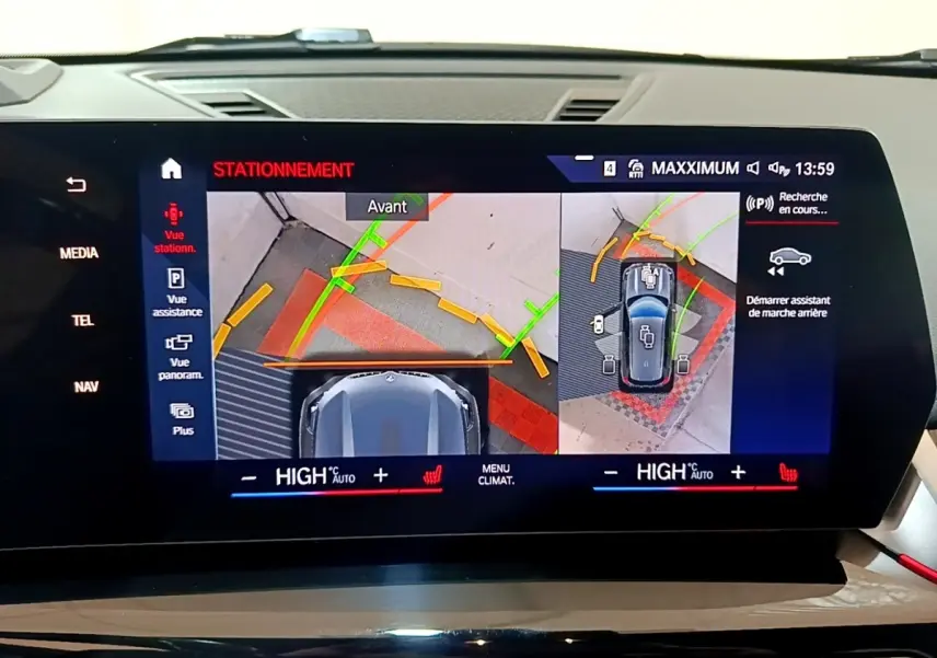 Écran tactile du système de stationnement BMW X1 xDrive23i M Sport, affichage vue 360° et assistance manœuvres.