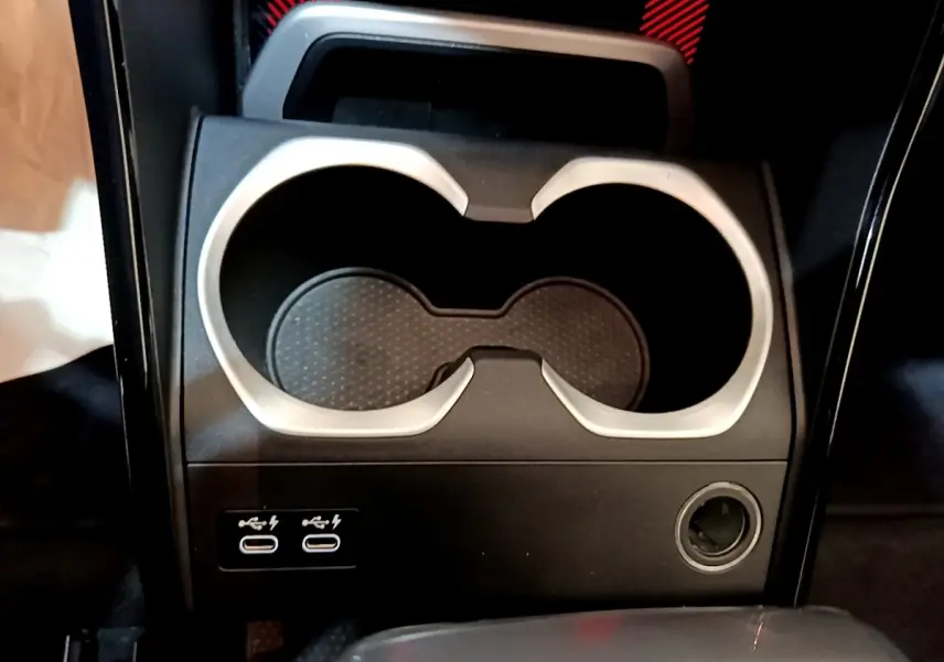 Gros plan sur les porte-gobelets arrière et ports USB-C du BMW X1 xDrive23i M Sport gris clair, intérieur moderne.