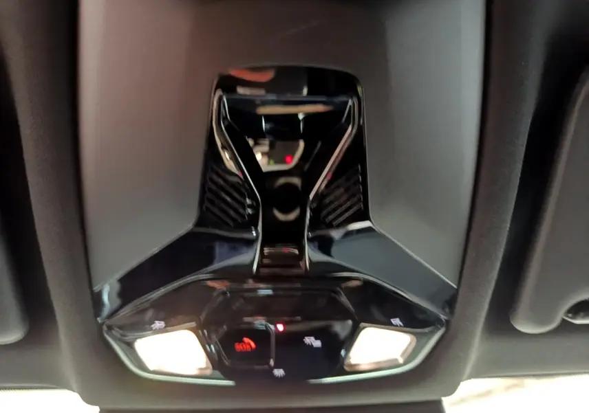 Gros plan sur le plafonnier intérieur noir brillant avec commandes lumineuses du BMW X1 xDrive23i M Sport 2023.
