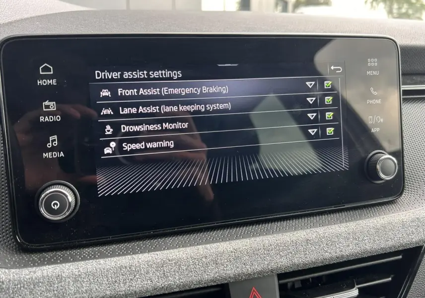 Écran tactile central de la Skoda Scala TSI 116 DSG7 affichant les réglages d’assistance à la conduite.