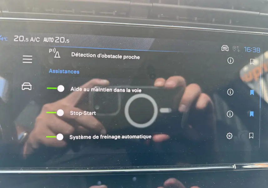 Écran tactile intérieur de la Peugeot 308 gris Artense montrant les assistances à la conduite activées.