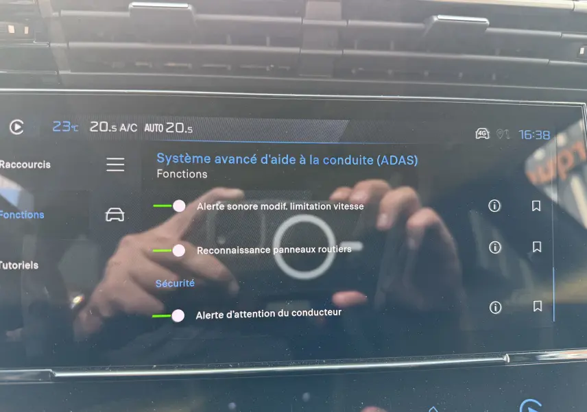 Écran tactile intérieur du Peugeot 308 2025 montrant les réglages du système avancé d'aide à la conduite.