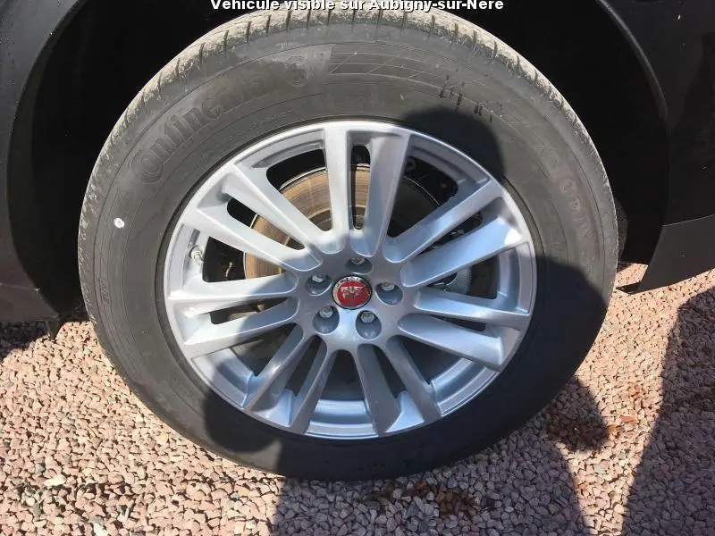 Gros plan sur la jante 19 pouces argentée à 7 branches doubles du côté droit d'un Jaguar F-PACE noir de 2018.