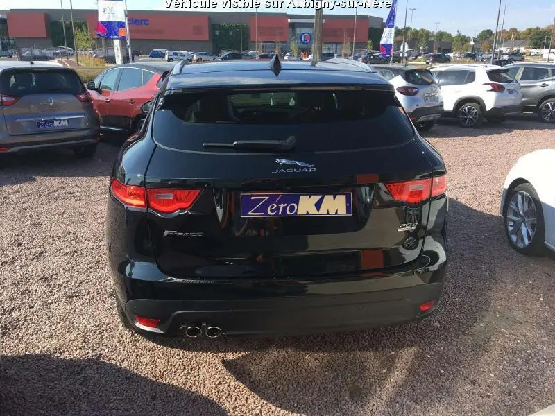 Vue arrière d'un Jaguar F-PACE noir 2018 avec double sortie d'échappement et feux arrière LED distinctifs.