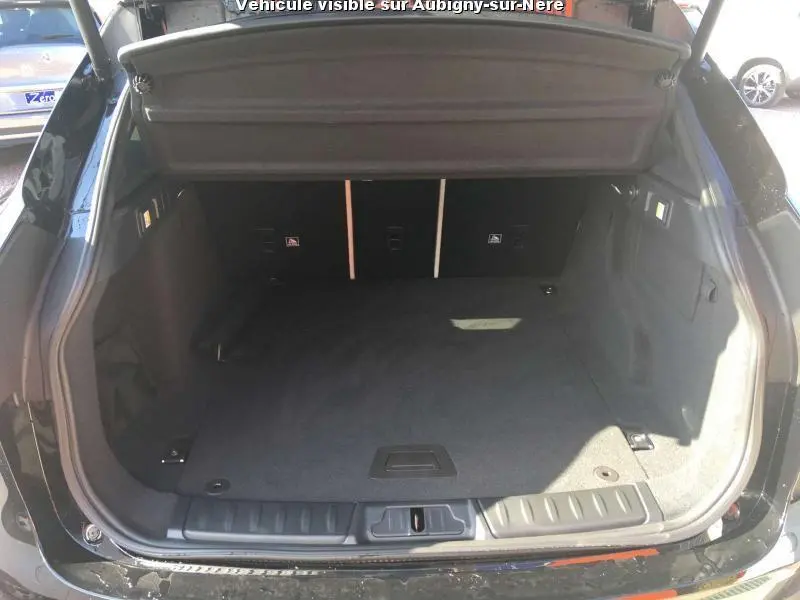 Coffre ouvert vu de l'arrière d'un Jaguar F-PACE noir 2018, montrant un espace de chargement propre et spacieux.