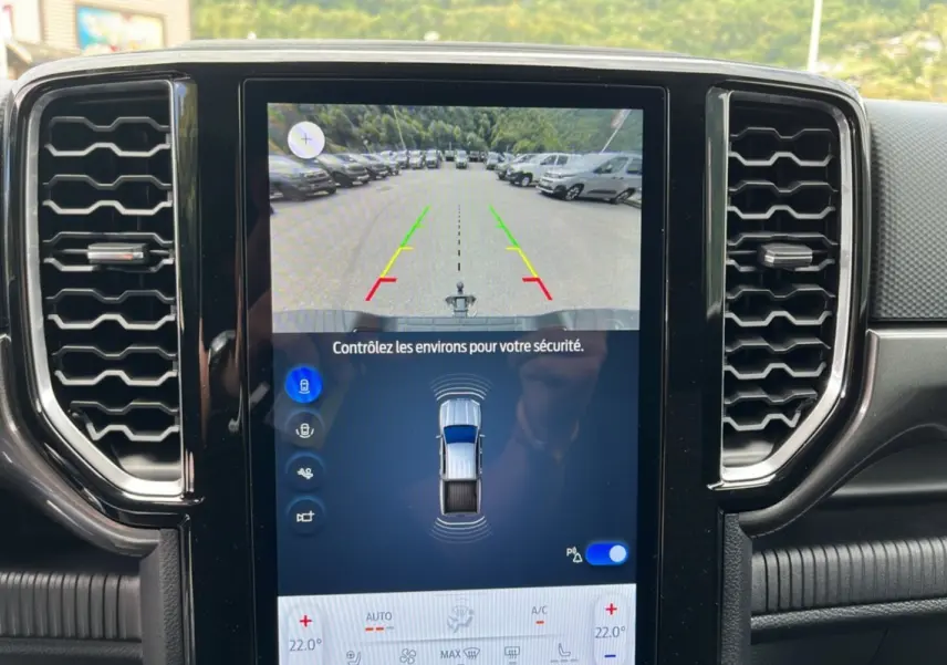 Écran central du Ford Ranger 2025 gris carbone montrant la caméra de recul et l'assistance au stationnement.