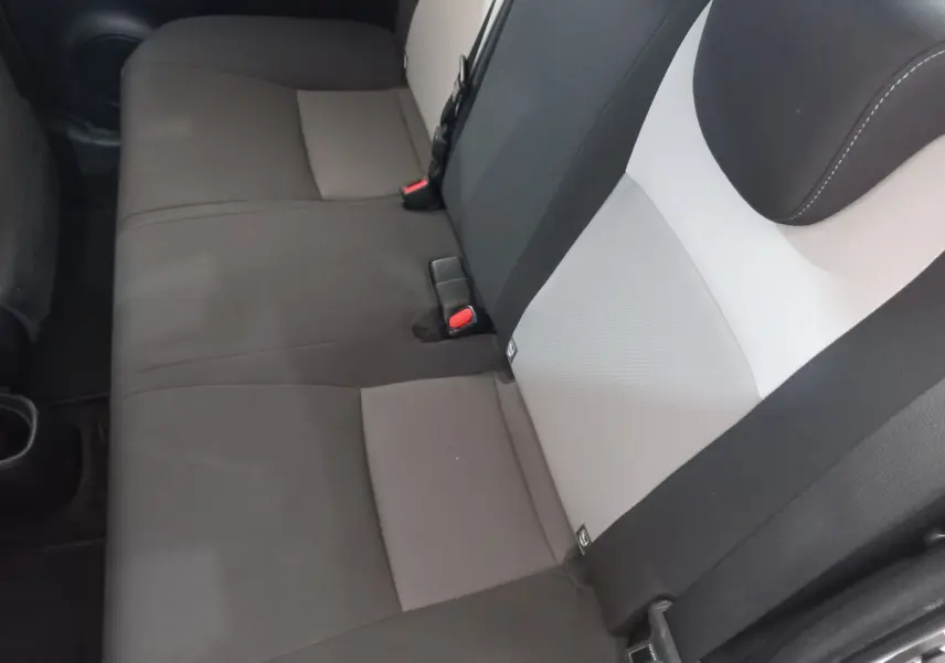 Banquette arrière bicolore gris clair et foncé de la Toyota Yaris 1.5 Hybrid vue côté droit intérieur.