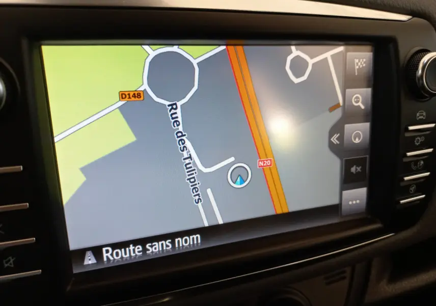 Écran tactile du système de navigation 7 pouces de la Toyota Yaris 2019, affichant une carte routière colorée.