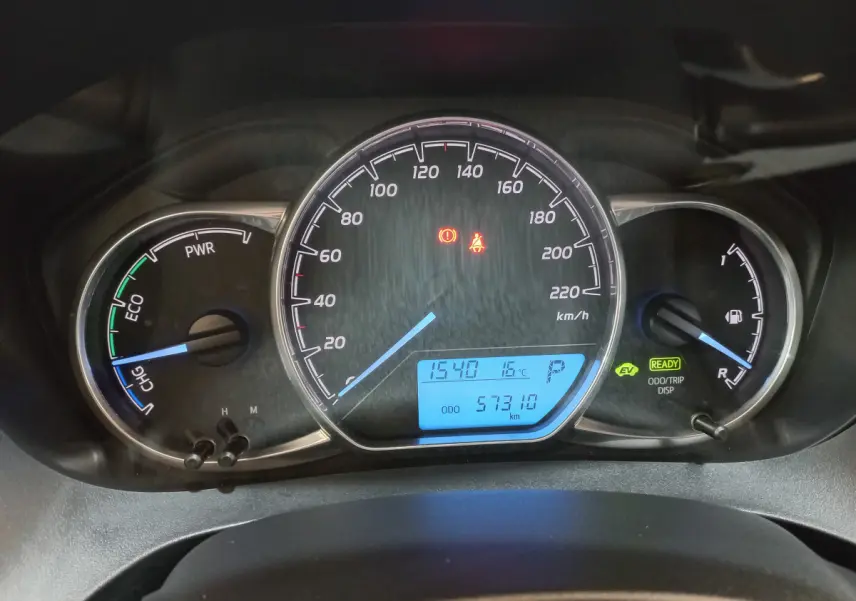 Tableau de bord de Toyota Yaris hybride 2019, vue frontale sur compteurs numériques et indicateurs lumineux.