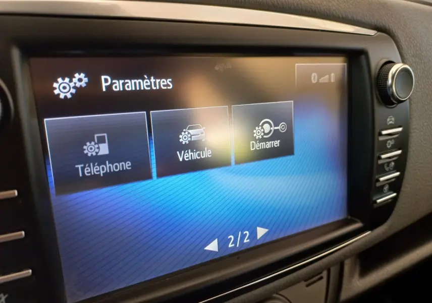 Écran tactile central de la Toyota Yaris 2019 affichant le menu Paramètres, vue rapprochée côté droit.