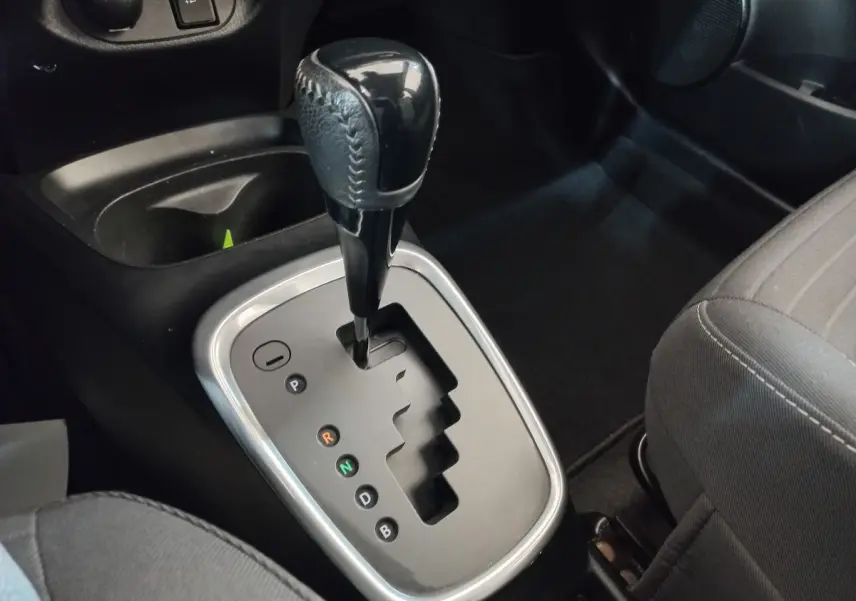 Le levier de boîte automatique noir de la Toyota Yaris hybride 2019 vu de près côté siège passager.