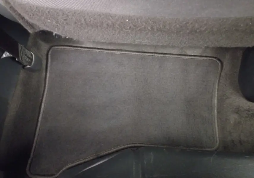 Tapis de sol noir côté passager avant de la Toyota Yaris 1.5 VVT-I HYBRID France Business 2019.