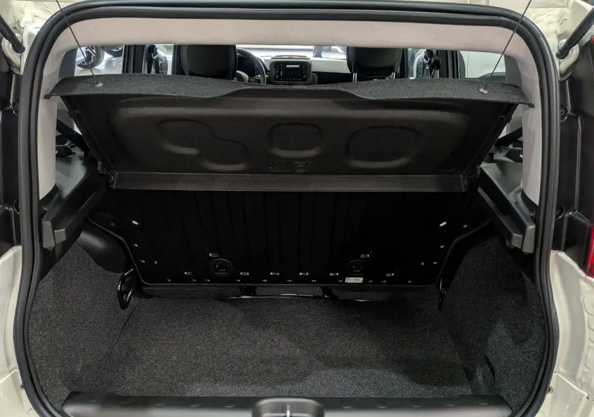 Coffre ouvert d'une FIAT Panda blanc Gelato 2025, vue arrière montrant l'espace de chargement et l'intérieur sombre.