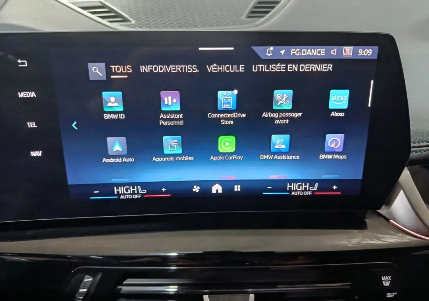 Écran tactile central 10,7 pouces du BMW X1 blanc, affichant les applications de connectivité et de navigation.