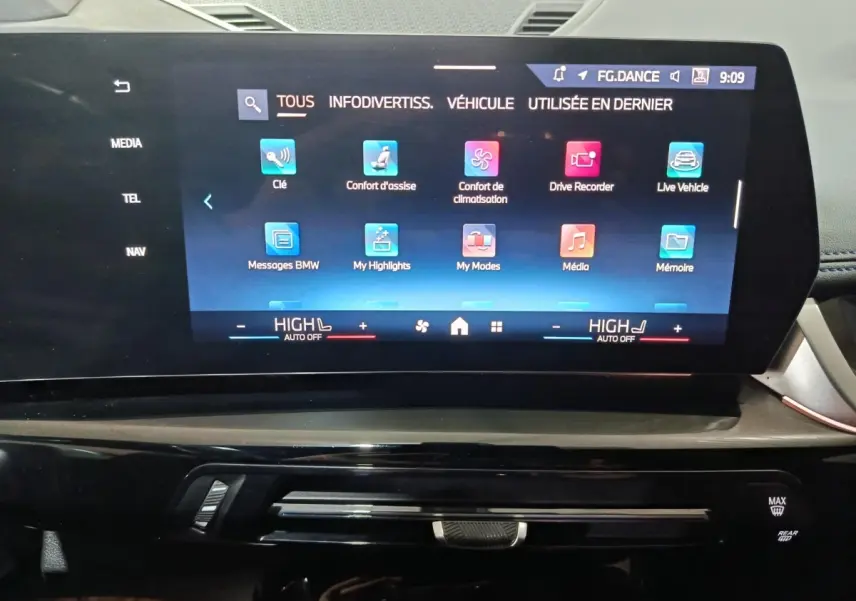 Écran tactile central de 27,2 cm du tableau de bord du BMW X1 xDrive25e M Sport blanc, affichage multifonctions.