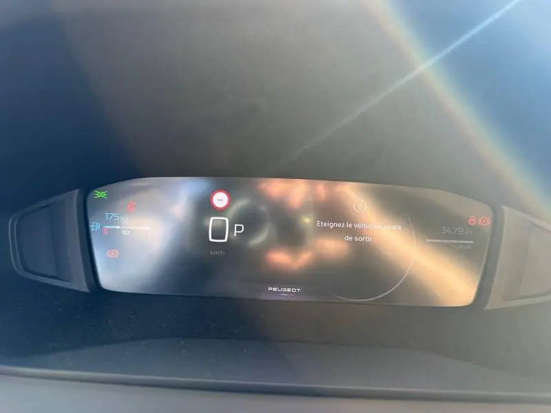 Affichage numérique du tableau de bord du Peugeot 2008 Hybrid 2025, avec indication de vitesse et messages d'alerte.