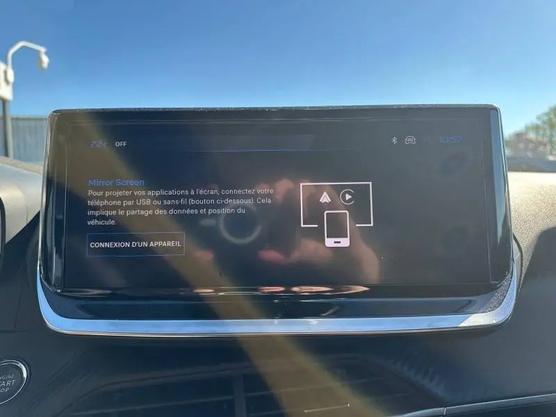 Écran tactile central du Peugeot 2008 2025 bleu, affichant l'interface de connexion Mirror Screen en intérieur.