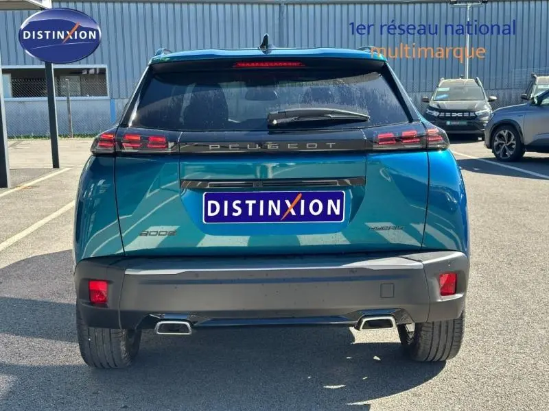 Vue arrière d'un Peugeot 2008 bleu Obsession 2025 avec feux LED caractéristiques et double sortie d'échappement.
