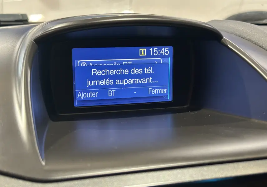 Écran central du tableau de bord de la Ford Fiesta EcoBoost 2015 affichant la recherche de téléphones Bluetooth jumelés.