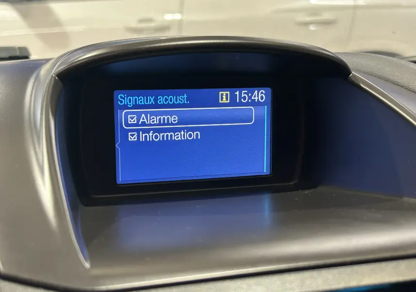 Écran central de la Ford Fiesta EcoBoost 2015 affichant les options de signaux acoustiques, vue de face.