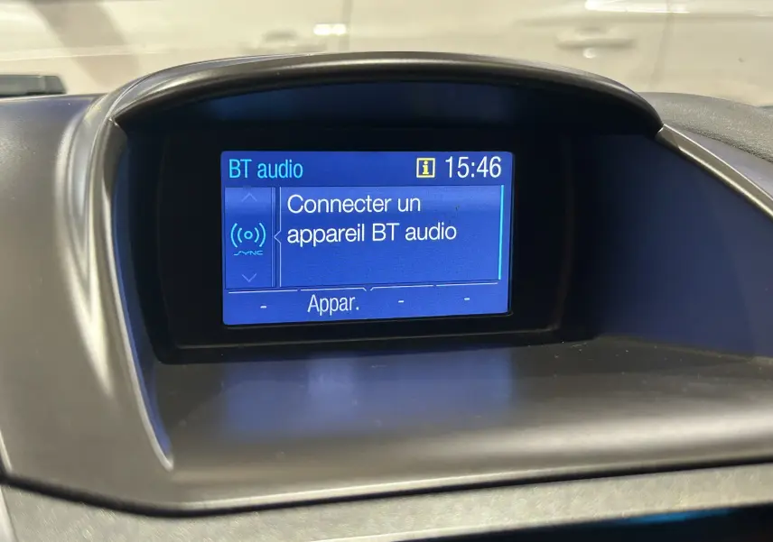 Écran central du tableau de bord de la Ford Fiesta blanc 2015 affichant la connexion Bluetooth audio à 15h46.