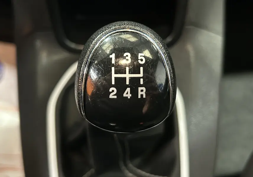 Gros plan sur le levier de vitesses manuel noir de la Ford Fiesta EcoBoost blanche de 2015, montrant les positions des rapports.