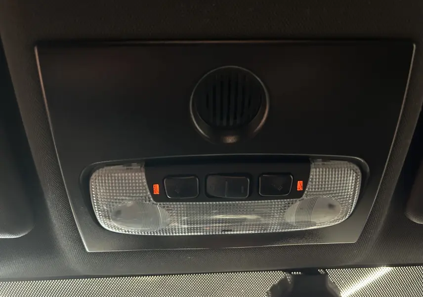 Plafonnier intérieur avec commandes d’éclairage et micro intégré, Ford Fiesta blanche modèle 2015.