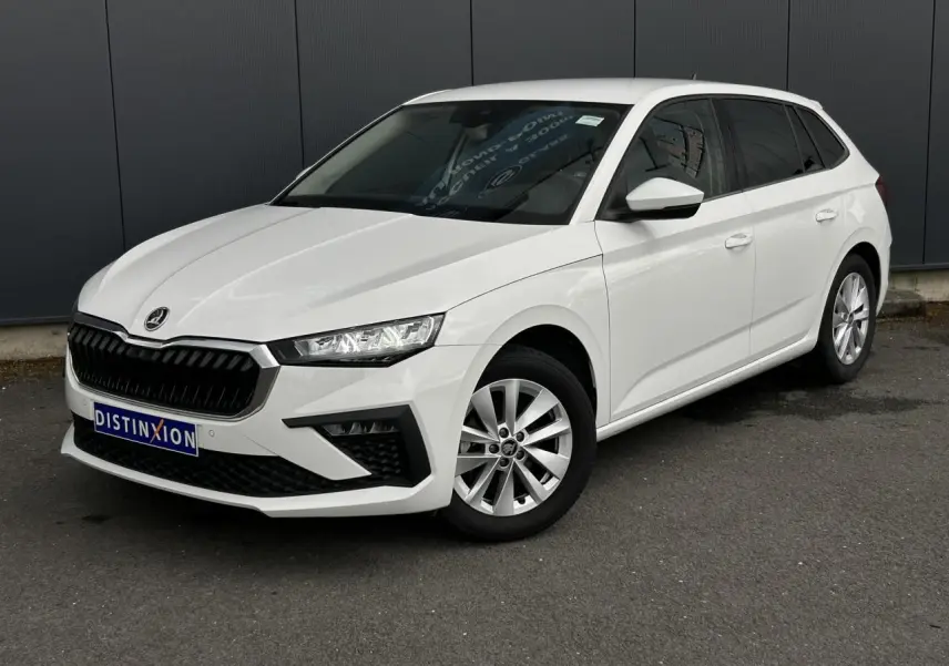 Vue 3/4 avant droite d'une Skoda Scala blanche Candy avec jantes alliage et vitres latérales surteintées.