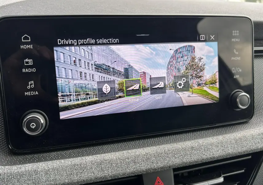 Écran tactile intérieur de la Skoda Scala TSI 116 DSG7 affichant la sélection du mode de conduite.