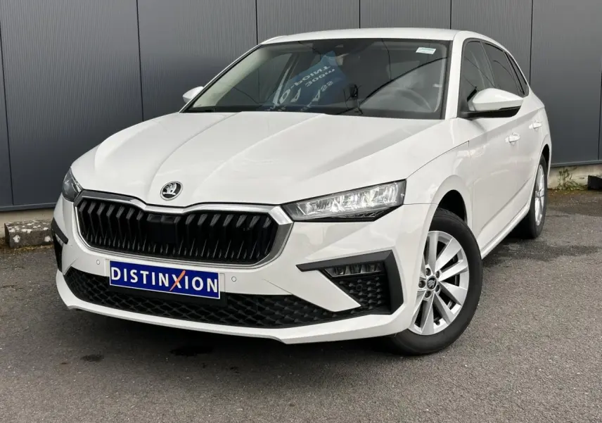 Vue 3/4 avant droite d'une Skoda Scala blanche Candy avec calandre noire et jantes alliage 16 pouces Cortadero Aero.