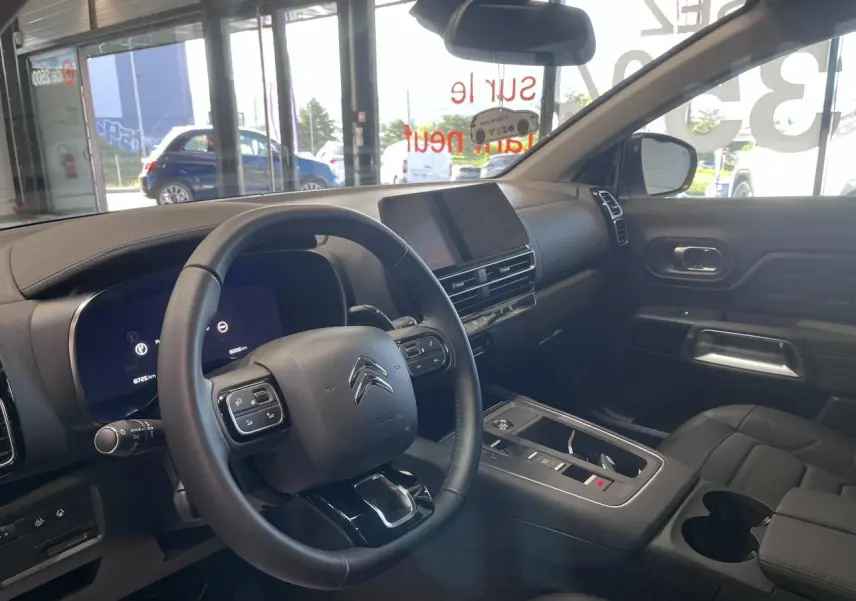 Vue intérieure côté conducteur du Citroën C5 Aircross gris platinium, avec tableau de bord numérique et écran tactile central.