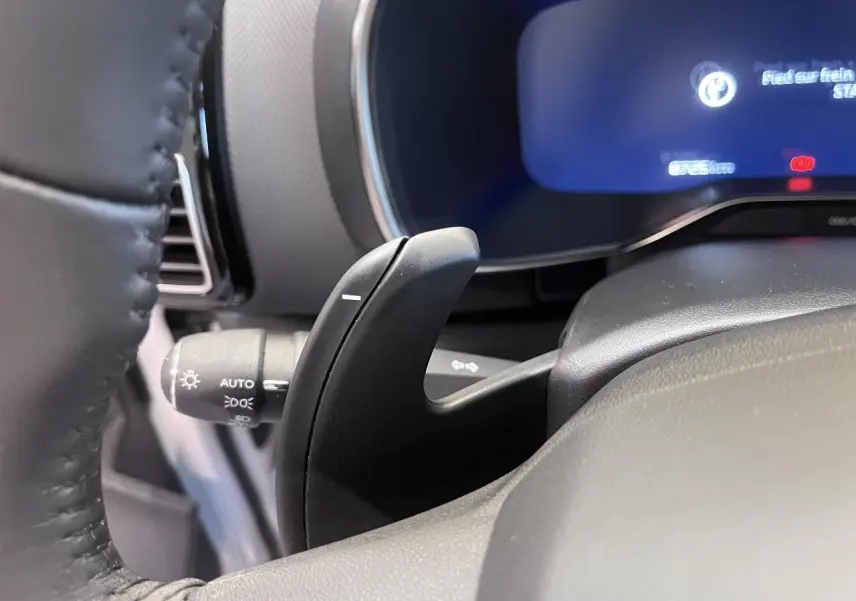 Gros plan sur la palette de changement de vitesse côté droit du volant du Citroën C5 Aircross gris platinium.