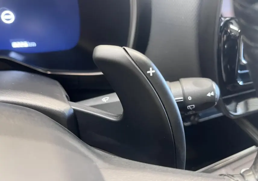 Gros plan sur la palette de changement de vitesse droite noire dans l’habitacle du Citroën C5 Aircross gris platinium.