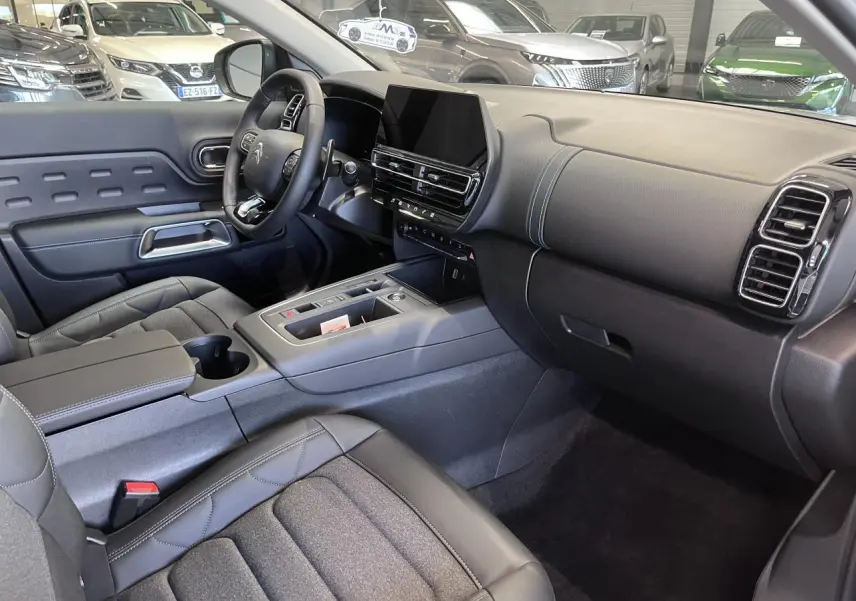 Intérieur avant droit du Citroën C5 Aircross gris platinium, tableau de bord moderne avec écran tactile et sellerie mixte tissu-cuir.
