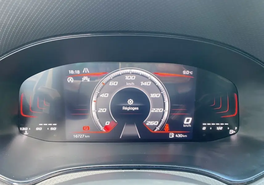 Tableau de bord digital du SEAT Arona 2024 affichant la vitesse, la température extérieure et le kilométrage.