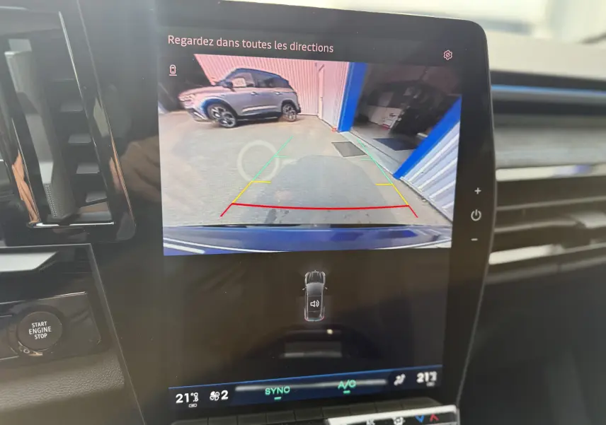 Détail du bouton Start Engine Stop sur la console intérieure du Renault Austral 2025 bleu Iron toit noir.