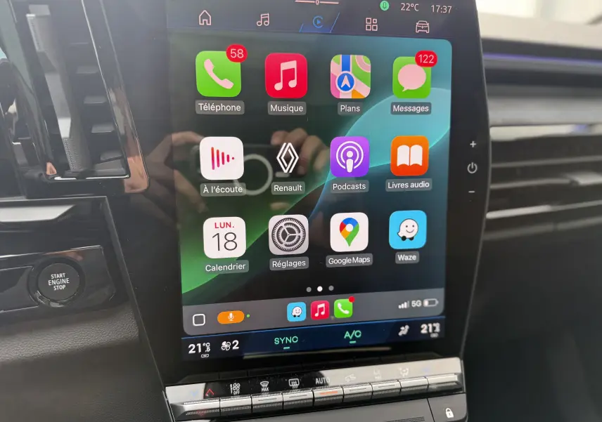 Écran tactile central du Renault Austral 2025 affichant les applications connectées, avec commandes climatisation en dessous.