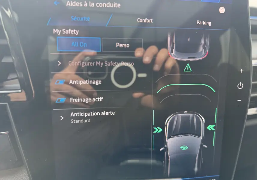 Écran tactile intérieur du Renault Austral 2025 montrant les aides à la conduite et la vue 360° du véhicule noir.