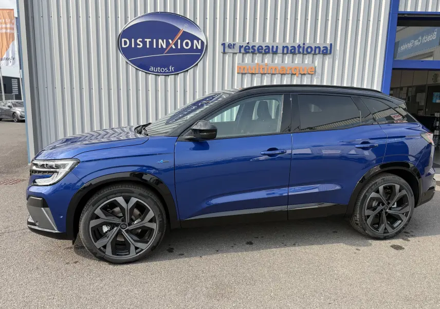 Profil droit du Renault Austral 2025 bleu Iron avec toit noir et jantes alliage distinctives en extérieur.