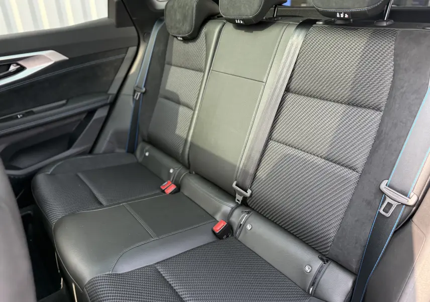 Vue intérieure des sièges arrière en cuir noir avec surpiqûres bleues du Renault Austral 2025 finition Esprit Alpine.