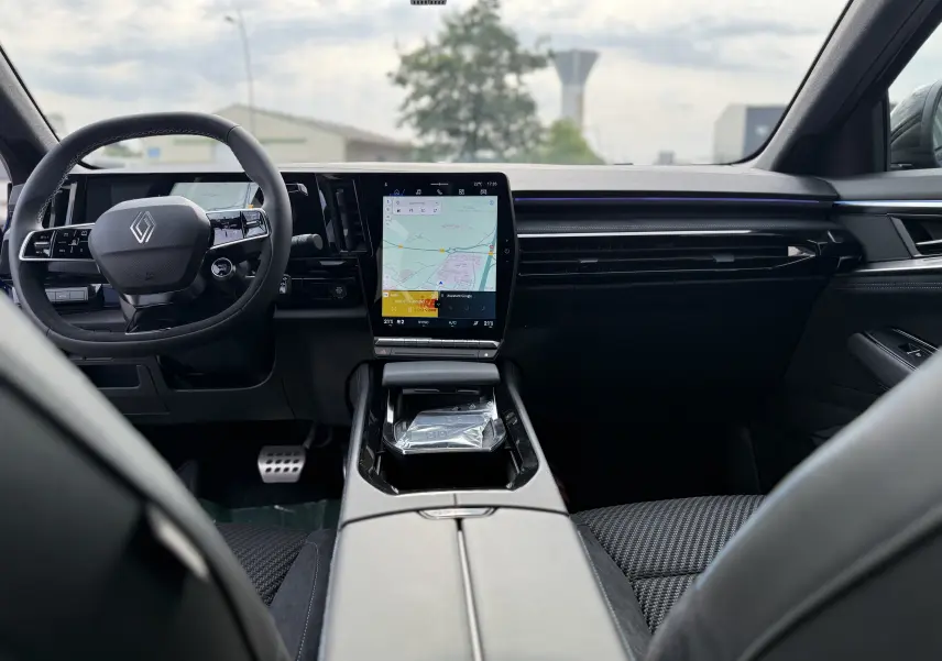 Intérieur du Renault Austral 2025 en version Esprit Alpine, vue du tableau de bord avec écran tactile central et volant multifonction.