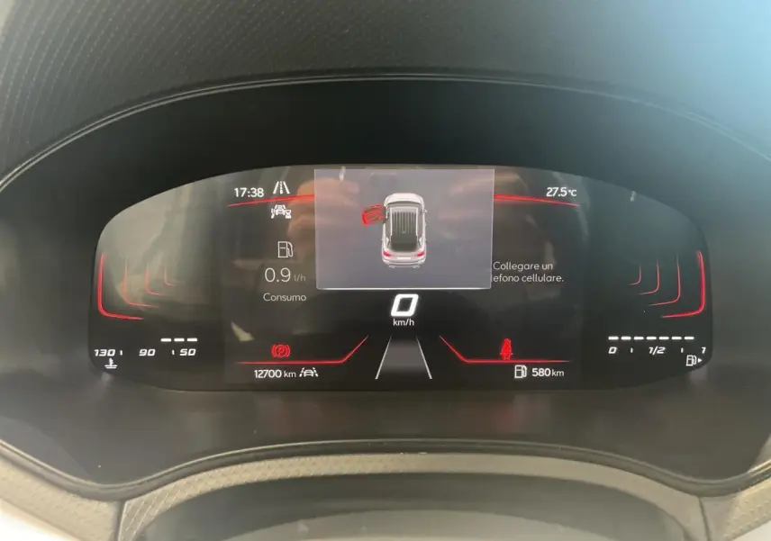 Combiné d'instruments digital du SEAT Arona 2024 affichant la consommation, vitesse et alertes en vue frontale.