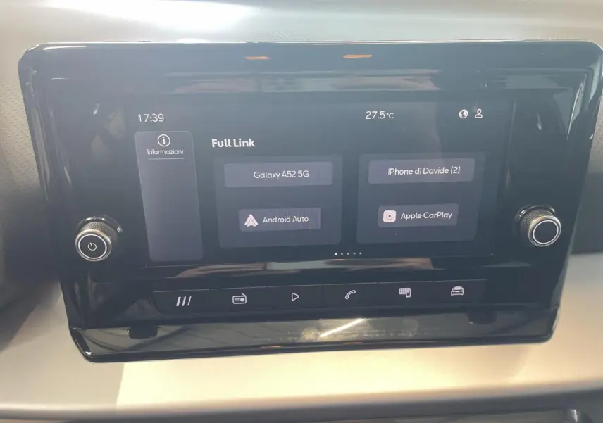 Écran tactile central du système MediaSystem+ de la SEAT Arona 2024, affichant options Android Auto et Apple CarPlay.