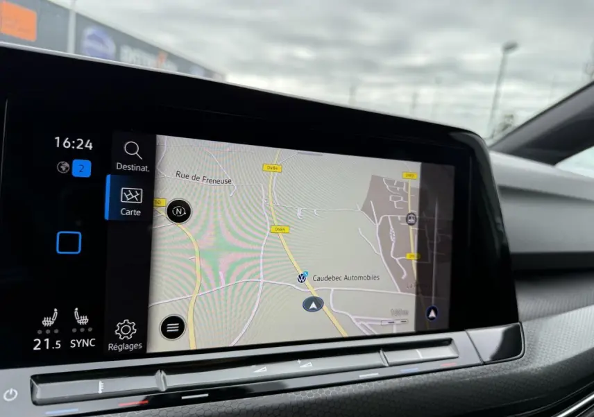 Écran tactile central du système de navigation de la Volkswagen Golf VIII GTD blanche, intérieur moderne et épuré.