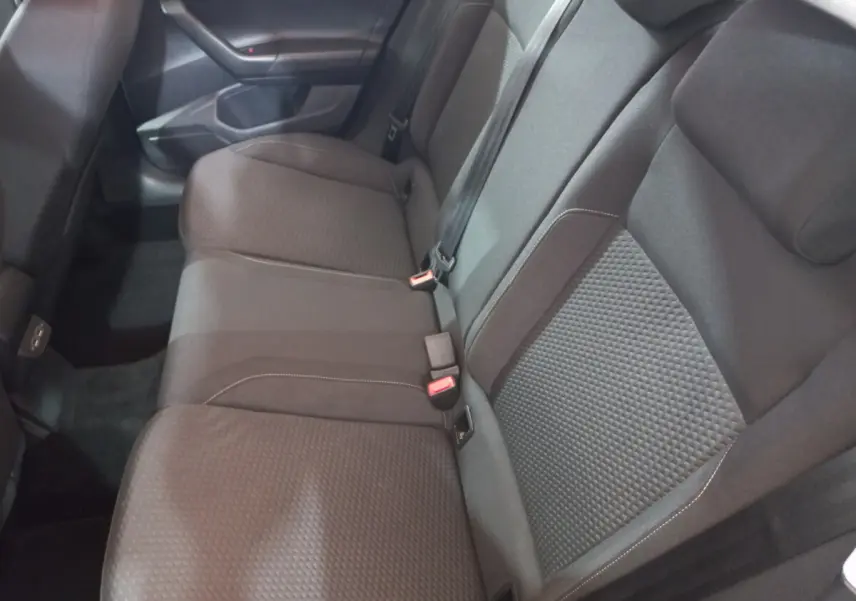 Vue intérieure côté droit des sièges arrière noirs en tissu de la Volkswagen Polo 2020 finition Lounge Business.