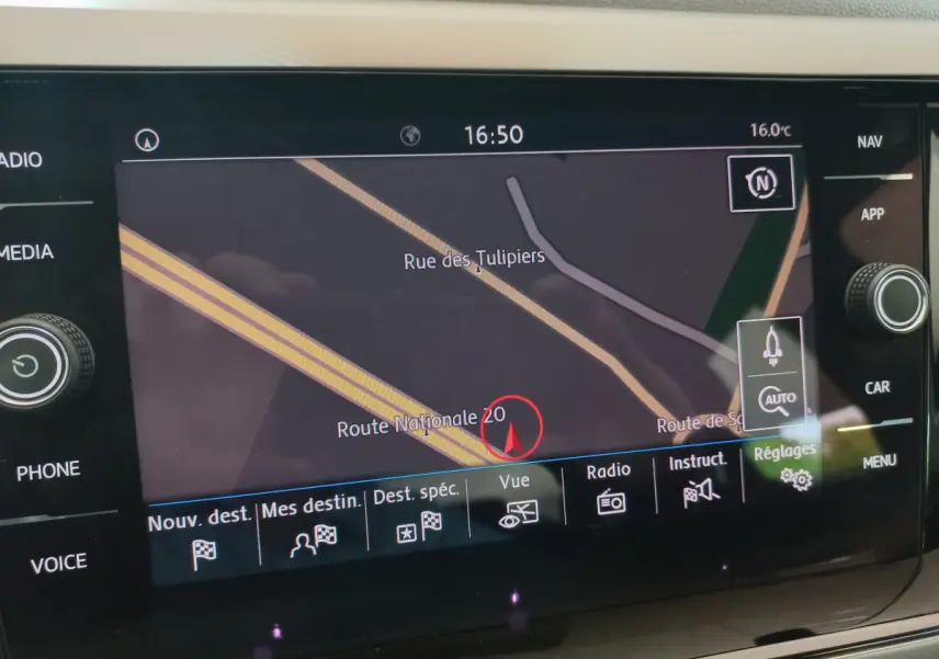 Écran tactile de navigation couleur dans Volkswagen Polo noire 2020, affichant carte et options au tableau de bord.